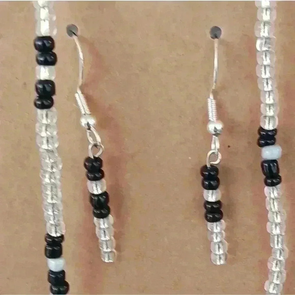 Handmade beaded necklace and earrings set - Picture 1 of 3